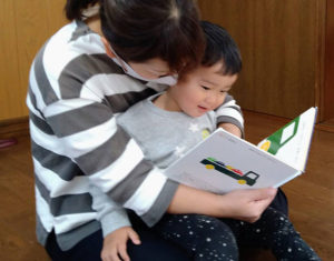 お母さんと一緒に本を読む